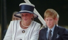 Im Jahr 1995 saß er noch brav neben seiner Mutter, Lady Diana. Heute feiert Prinz Harry seinen 25. Geburtstag. Wie man ihn kennt, wird die Party wohl recht wild ausfallen. Er hat allen Grund zur Freude:Mit dem 25. Geburtstag fällt ihm ein Teil des Erbes seiner Mutter zu. Foto: ap