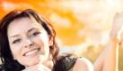 Orange ist eine dynamische Farbe und wird mit Glücksgefühl, Enthusiasmus und Freude assoziiert. Schon Goethe empfahl Eltern, die Wände des Kinderzimmers orange zu streichen, weil Orange das Künstlerische, Geistige und Kreative in einem Menschen fördert. In der Werbewelt wurde Orange bekannt durch das Coca-Cola-Produkt Fanta - ein Getränk mit erfrischender, lebendiger und spritziger Wirkung. Foto: iStock