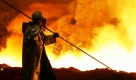 Ein Arbeiter steht am Hochofen im Hüttenwerk in Duisburg und säubert den Arbeitsbereich. Der Stahl- und Industriekonzern ThyssenKrupp will die Zahl der Mitarbeiter im laufenden Geschäftsjahr um rund 20.000 Stellen reduzieren. Foto: ddp