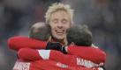 Der Hannoveraner Jan Schlaudraff (l) bejubelt sein Tor zum 2:0 mit Mike Hanke (M) und Steven Cherundolo (r).  Foto: dpa