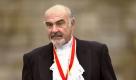 Sean Connery trumpft als Titelträger von 1989 mit forschem Kinn und selbst im Alter noch hohen Wangenknochen auf. So viel Männlichkeit wird auch durch ein Schottenröckchen nicht zunichte gemacht. Foto: dpa
