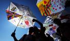 Kinder halten in Berlin bei strahlendem Sonnenschein bunt bemalte Schirme in die Luft. Die Schirmparade der Matt Lamb Gesellschaft, an der sich hunderte Kinder beteiligten, stand unter dem Motto Kann Kunst die Welt verändern? - Absolut!. Die Parade begann am Berliner Hauptbahnhof und endete am Brandenburger Tor.  Foto: dpa