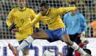 Eingesprungener Robinho. Lange konnten die Brasilianer wirbeln wie sie wollten, Koreas wieselflinke Verteidiger waren schon da. 
 Foto: dpa