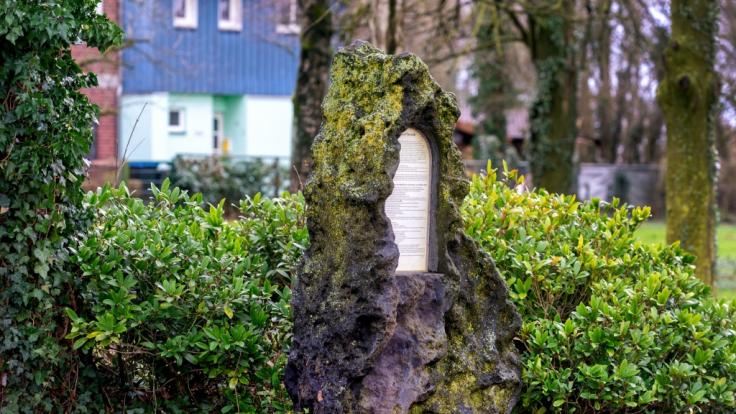Eine Kerze steht in Goch am Unglücksort. Hier hatte sich der Junge (8) beim Versteckspielen tödlich verletzt.