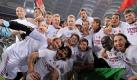 Ex-Bayer Mark van Bommel tanzte auf dem Rasen, Antonio Cassano verpasste Kevin-Prince Boateng eine Champagner-Dusche und Trainer Massimiliano Allegri weinte vor Glück. Ein 0:0 beim AS Rom bescherte dem AC Mailand schon am drittletzten Spieltag der Serie A seinen 18. Meistertitel. Foto: dpa