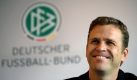 Ich stelle immer fest, dass die Spieler frher im Bett sind, wenn die Frauen im Hotel sind. (DFB-Teammanager Oliver Bierhoff im Juni whrend der Fuball-EM in Tenero zum Familien-Besuch im Mannschaftshotel) Foto: ddp