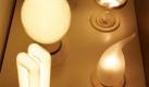 ARCHIV - Verschiedene Gluehbirnen und Energiesparlampen sind am 23. Februar 2007 auf einem Schaubrett in einem Einrichtungshaus in Hanau aufgereiht. Als am 17. April vor 25 Jahren auf der Hannover-Messe die erste Elektronische Stromsparlampe praesentiert wurde, war wohl kaum jemandem bewusst, welchen Siegeszug dieses Produkt antreten wuerde. Was damals unter dem Namen Dulux EL 85 zu Preisen ab 39,95 Mark auf den Markt kam, war die erste Leuchtstofflampe, die im Grossen und Ganzen den noch heute gaengigen Modellen entspricht. Die haben es inzwischen weit gebracht und verdraengen die gaengige Gluehbirne immer weiter, auch weil die EU der alten Technologie mit sukzessiven Verboten den Garaus macht. (AP Photo/Ferdinand Ostrop, Archiv)    ** zu APD2548 ** --- FILE - Energy saving and conventional light bulbs in a furniture shop in Hanau, Germany, in this Feb. 23, 2007 file photo. (AP Photo/Ferdinand Ostrop, File)) Foto: ap