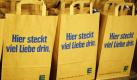 Kleine Papiertüten mit verschiedenen Produkten aus dem Edeka-Sortiment stehen in der Konzernzentrale in Hamburg. Der Edeka-Verbund hat seine führende Position im deutschen Lebensmitteleinzelhandel ausgebaut. Der Umsatz der mittelständisch geprägten Gruppe erhöhte sich im vergangenen Jahr um 3,4 Prozent auf 43,5 Milliarden Euro, wie das Unternehmen in Hamburg mitteilte.  Foto: dpa
