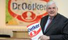 Der Vorsitzende der Geschäftsführung der Dr. Oetker Nahrungsmittel GmbH, Richard Oetker, steht am Dienstag (05.04.2011) nach der Bilanzpressekonferenz in Bielefeld mit einer Pressemappe vor einem Firmenlogo. Das traditionsreiche Familienunternehmen in Bielefeld ist ein großer 'Gemischtwarenladen' mit etwa 400 einzelnen Unternehmen und rund 24 000 Mitarbeitern weltweit. Die bekannteste Sparte ist die Dr. Oetker GmbH. Foto: Oliver Krato dpa/ lnw +++(c) dpa - Bildfunk+++
 Foto: dpa