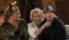 Komikerin Cindy aus Marzahn (v.l.), Moderator Thomas Gottschalk und Schauspieler Kevin James scherzten auf der Couch inmitten der Arena. James stellte seinen neuen Film Der Zoowärter vor, in dem auch Gottschalk eine kleine Rolle spielt. Foto: dapd