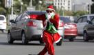Ein tanzender Weihnachtsmann regelt den Verkehr auf den Philippinen. Foto: Francis R. Malasig Foto: dpa