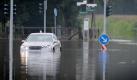 Ein Pkw steht in Ahaus im Münsterland funktionsuntüchtig auf einer überschwemmten Kreuzung. Langanhaltende Regenfälle haben in Nordrhein-Westfalen zu Überflutungen geführt. Wie die Bezirksregierung mitteilte, musste die Feuerwehr zu rund 2000 Einsätzen ausrücken.
 Foto: ddp