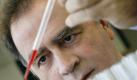 Für den Pharmakologen Fritz Sörgel ist eine Reinfusion mit UV-bestrahltem Blut klar verboten. Foto: Daniel Karmann Foto: dpa