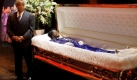 James Brown war Snger, Tnzer und Produzent und prgte in den 1950ern und 1960ern den Rhythm and Blues sowie den Soul wie kein anderer. Am 25. Dezember 2006 starb er mit 73 Jahren in Atlanta. Einer der Trauergste war Michael Jackson, der sich vor Browns Sarg verbeugte. James Brown war meine groe Inspiration. Immer wenn ich sah, wie er sich bewegte, war ich wie gebannt, sagte Jackson ber Brown. Foto: dpa