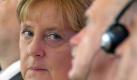 Aufmerksamer Blick: Bundeskanzlerin Angela Merkel und der griechische Regierungschef Giorgos Papandreou bei einer Veranstaltung des Industrieverbandes BDI. Foto: dpa