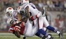Unsanfte Landung:Randy Moss von den New England Patriots wird hier gleich von mehreren Gegenspielern attackiert. Das Spiel gegen die Buffalo Bills gewann sein Team trotzdem mit 25:24.
 Foto: ap