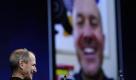 FILE - In this file photo made June 7, 2010, Apple CEO Steve Jobs, left, talks to a friend using the FaceTime video chat feature on the new iPhone 4 during the Apple Worldwide Developers Conference in San Francisco. (AP Photo/Paul Sakuma, File) Foto: ap