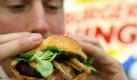 Übrigens, im Fast-Food-Restaurant immer vor Ort essen. Nimmt man das Essen mit, muss der Inhaber nur sieben Prozent Mehrwertsteuer abführen. Foto: dpa