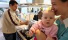 Beim Kochkurs für Babykost wird das Baby erst im Nachhinein aktiv. Nämlich wenn es futtert, was Mama und Papa anschließend daheim zubereiten.  Foto: ddp