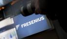 Das Logo von Fresenius vor der Bilanzpressekonferenz des Medizinkonzerns in der Unternehmenszentrale Bad Homburg. Der Gesundheitskonzern Fresenius will den privaten Klinikbetreiber Rhön kaufen. Foto: Frank Rumpenhorst Foto: dpa