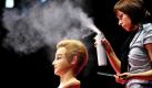 Auf der Messe Faszination Haar + Kosmetik in Erfurt präsentiert eine Friseurin die Arbeit an einem Modellkopf. Rund 100 Schneide- und Schmink-Künstler aus Thüringen, Sachsen und Sachsen-Anhalt stellen ihr Können an zwei Tagen bei den Mitteldeutschen Meisterschaften der Friseure und Kosmetiker unter Beweis. Foto: dpa