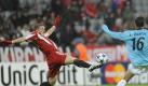 Bayerns Schweinsteiger (l) spitzelt den Ball vor Bastos aus der Gefahrenzone. Foto: dpa