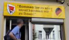 Geheimniskrämerei: Zur Firma ist eine Berliner Kneipe, die auf satirische Weise an das Alltagsleben in der DDR erinnern will - inklusive der Staatssicherheit. So sitzen Gäste am Verhörtisch während sie Soljanka oder Knacker mit Kartoffelsalat schmausen. Wem dieser Ausflug in die DDR-Welt nicht genügt, der kann reale Geheimdienstluft schnuppern - nur Meter entfernt befindet sich das ehemalige Ministerium für Staatssicherheit. Foto: dpa