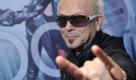 Rudolf Schenker, Gitarrist der Rockband Scorpions, posiert am Sonntag (18.10.2009) auf der 61. Buchmesse in Frankfurt am Main vor der Vorstellung seines Buches 'Rock Your Life'. Schenker erklärt in 'Rock Your Life' was er unter Lebensfreude versteht und wie es ihm bis heute gelingt, sein Potenzial abseits von Zukunftsangst und innerer Verkrampfung immer weiterzuentwickeln. Foto: Jörg Carstensen dpa/lnw +++(c) dpa - Bildfunk+++ Foto: dpa