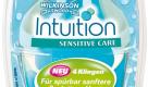 ... Bruder in der Sensitive-Care-Version erhältlich. Dank parfumfreiem Conditioner traten bei ihm keine Reizungen auf, die Haut war nach der Rasur glatt und fühlte sich gepflegt an. Wer zu Allergien neigt, greift besser zum Sensitive Care als zum Revitalising Care Granatapfel-Rasierer. Foto: Wilkinson/Beautypress