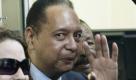 Ex-Diktator Duvalier überraschend zurück in Haiti
Vorspann: 	
Text: 	

Port-au-Prince (dpa) - Inmitten der politischen Krise in Haiti ist der haitianische Ex-Diktator Jean-Claude Duvalier überraschend in sein Heimatland zurückgekehrt.

Wie haitianische Medien berichteten, kam der als «Baby Doc» bekannte 59-Jährige am Sonntag in Begleitung seiner Frau Véronique an Bord einer Air-France-Maschine am Flughafen am Port-au-Prince an.

Dort wurde er von einer kleinen Schar von Anhängern begrüßt, darunter sein damaliger Außenminister Adrien Raymond und der frühere Chef der Präsidentengarde Christophe Dardompré. Auch zahlreiche Journalisten und Neugierige hatten sich eingefunden. Nach Medienberichten sagte Duvalier, er sei zurückgekommen, um den Menschen in Haiti zu helfen, die Folgen des schweren Erdbeben von 2010 zu überwinden.

Unterdessen forderten Anhänger von Ex-Präsident Jean-Bertrand Aristide am Sonntag dessen schnellstmögliche Rückkehr aus dem südafrikanischen Exil.

Jean-Claude Duvalier hatte im April 1971 von seinem Vater Francois Duvalier, genannt «Papa Doc», ein Terrorregime übernommen und wurde 1986 entmachtet. Er wird für den Tod tausender Menschen verantwortlich gemacht. Zudem soll er sich massiver Korruption schuldig gemacht haben. Warum Jean-Claude Duvalier aus dem französischen Exil nach Haiti zurückgekommen ist, war zunächst unklar. Von ihm stammt das Zitat: «Es ist das Schickal der Menschen von Haiti, zu leiden.»

In dem Armenhaus Amerikas, das immer noch mit dem Folgen des verheerenden Erdbebens vom Januar 2010 kämpft, hatten am 28. November chaotische Wahlen mit massiven Unregelmäßigkeiten stattgefunden. Am Donnerstag hatte die Organisation der Amerikanischen Staaten (OAS) ihre Empfehlungen für den Fortgang der Präsidentenwahlen in Haiti an Präsident René Préval übergeben. Über den Inhalt machten die Mitglieder der Expertendelegation keine Angaben.
Ressort: 	Politik
Schlagworte: 	Innenpolitik/Haiti/ Foto: dpa