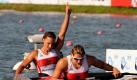 Anne Knorr (vorn) und Debora Niche feiern ihren Sieg über 1000 Meter. Foto: dpa