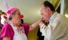 Einen Handkuss bekommt eine Clownin von einem Bewohner des Seniorenwohnheimes Haus am Werbellinsee im brandenburgischen Schorfheide-Altenhof. Lachen kann Leid lindern: Nach diesem Motto arbeiten Clowns in Krankenhäusern und Pflegeheimen. 88 Rotnasen hatten sich in dieser Woche am Werbellinsee getroffen, um sich gegenseitig zu unterrichten. Die Clowns kamen aus acht Ländern, unter anderem aus Kroatien, Österreich und Slowenien. Zum Abschluss des Treffens besuchten die Clowns das Seniorenheim. Foto: dpa