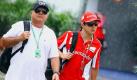 Felipe Massa (r) und sein Vater Luiz Antonio auf dem Weg zur Ferrari-Box in Sepang. Foto: Jens Büttner Foto: dpa