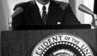Das Archivbild vom 03.11.1962 zeigt US-Prsident John F. Kennedy in einer Fernsehansprache an die Nation. Kennedy gab gekannt, dass entscheidende Raketenbasen auf Kuba demontiert wurden. Vor 40 Jahren stand die Welt am Rande eines Atomkrieges. Als die gefhrlichste Konfrontation zwischen den Supermchten USA und UdSSR ging die Kuba-Krise vom Oktober 1962 in die Geschichtsbcher ein. Die Krise begann, als Aufklrungsflugzeuge der US-Luftwaffe auf Kuba Abschussrampen und zahlreiche Raketen sowjetischer Herkunft entdeckten. Foto: dpa