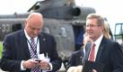 Christian Wulff (r) und sein damaliger Sprecher Olaf Glaeseker im Herbst 2010 auf einem Flugplatz in Lausanne. Foto: Rainer Jensen Foto: dpa
