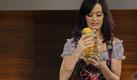 Für Thomas Gottschalk schlüpfte Katy Perry in ein Dirndl. Zur Belohnung durfte sie in der Sendung Wetten dass..? ein Zitronenbier trinken. Foto: ap