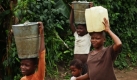 This Aug. 18, 2009 photo shows children accused of witchcraft carrying water at the Children's Rights and Rehabilitation Network in Eket, Nigeria. The idea of witchcraft is hardly new, but it has taken on new life recently partly because of a rapid growth in evangelical Christianity. Campaigners against the practice say around 15,000 children have been accused in two of Nigeria's 36 states over the past decade and around 1,000 have been murdered. Foto: ap