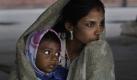 Aufgrund des Nebels gab es Unfälle und Verspätungen im Nahverkehr in Indien. In Neu Delhi wartet eine Mutter mit ihrem Kind auf den Zug. Foto: ap