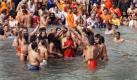 Massenbad im Ganges: Hinduisten versammeln sich im Ganges um ihren Guru. Tausende Gläubige pilgern im Rahmen des Pilgerfestes Kumbh Mela in die Heiligen Städte, um in den kalten Fluten des Flusses zu baden. Foto: ap