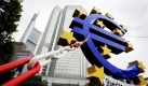 Unter dem Motto Kapital an die Kette haben Globalisierungskritiker von Attac das Euro-Zeichen an der Europäischen Zentralbank (EZB) in Frankfurt am Main symbolisch an die Kette gelegt. Anlass für die Aktion war der Auftakt des G20-Gipfels in den USA.
 Foto: dpa