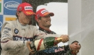 Auf dem Siegerpodest gibt es für den Weltmeister eine Sektdusche von Mark Webber (r.) und Robert Kubica. Foto: dpa