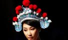 Ein kreativer Wettbewerbskandidat wird von einem Model auf dem Ordifen Cup China Lingerie Design Contest auf der Fashion Week in Peking präsentiert.  Foto: dpa