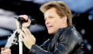 Der US-amerikanische Musiker Jon Bon Jovi in Dresden (Sachsen). Es ist der erste Auftritt der Rockgruppe in Deutschland auf ihrer Greatest-Hits-Welttournee vor rund 27.000 Zuschauern. Für vier der insgesamt 24 Europa-Konzerte kommt die Band um Frontmann Jon Bon Jovi nach Deutschland. Foto: dapd
