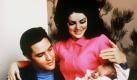 Während seiner Militärzeit in Deutschland lernte Elvis die erst 14 Jahre alte Priscilla kennen. Nach seiner Rückkehr in die USA knüpfte er an den früheren Erfolg an, trat aber kaum noch live auf, sondern drehte pausenlos drittklassige Filme. 1967 heiratet er die inzwischen volljährige Priscilla, im Jahr darauf kam Tochter Lisa Marie zur Welt. Foto: dpa
