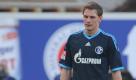 Kurzeinsatz: Nach nur 14 Minuten musste der Schalker Benedikt Höwedes wegen Handspiels mit Rot vom Platz. Kuzmanovic verwandelte den Handelfmeter zum 1:0. Foto: dpa