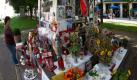 Am Münchener Promenadenplatz wurde ein Denkmal für Michael Jackson errichtet. Zahlreiche Blumen, Kerzen und Bilder schmücken den Sockel des Orlando-Di-Lasso-Denkmals. Es liegt in der Nähe des Hotels Bayerischer Hof, in welchem Jackson während eines Konzertes wohnte. Foto: dpa