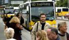 ARCHIV - Passanten gehen am 03.06.2004 auf dem Vorplatz des Stuttgarter Hauptbahnhofs an einer Haltestelle für die Busse des Nahverkehrs vorbei. Mit der neuen Mobilitätsgarantie des Landes sollen Störungen im Bus- und Bahnverkehr künftig kein Problem mehr darstellen. Wer bei Verspätungen noch nach Hause kommen will, kann sich künftig unter bestimmten Bedingungen auf Kosten der Verkehrsverbünde ein Taxi bestellen. Voraussetzung ist, dass er einen Zeitfahrausweis wie eine Monats- oder Jahreskarte besitzt, wie Umwelt- und Verkehrsministerin Gönner (CDU) sagte. Foto: Bernd Weißbrod dpa/lsw +++(c) dpa - Bildfunk+++ Foto: dpa