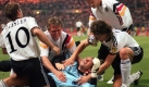 Deutsche Spieler und Trainer bejubeln den Sieg gegen England und den Einzug ins Europameisterschaftsfinale 1996. Hier Thomas Hässler, Torwarttrainer sepp Maier, Andreas Köpke, Marco Bode und Fredi Bobic (v.l.n.r.). Foto: news.de/dpa