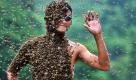 Der 20-jährige Lu Kongjiang mag Bienen und ist deshalb Imker geworden. Hier winkt er lässig und mit Bienen bestückt bei einem Wettbewerb zwischen ihm und seinem Bienenzüchterkollegen Wang Dalin (42) in der chinesischen Provinz Hunan. Dalin gewann den Wettbewerb - insgesamt hingen zuletzt 26 Kilogramm Bienen an seinem Körper. Foto: dapd