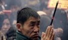A man prays with joss sticks at a temple to celebrate Chinese new year Monday Jan. 26, 2009 in Shanghai, China. Millions of Chinese across the country celebrate the beginning of the Year of the Ox. (AP Photo/Eugene Hoshiko) Foto: ap